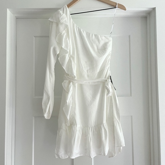 ❤️ NWT Lulus Lulu's Weekend Wonder White One Shoulder Ruffle Mini Dress Small - Picture 3 of 10